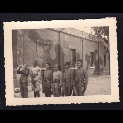 Foto 2. Weltkrieg Ablösung der Eingeborenenwache in Mellala