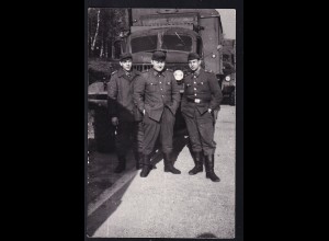 Originalfoto 9x14 cm 3 Soldaten der NVA vor Funkstation SIL 157