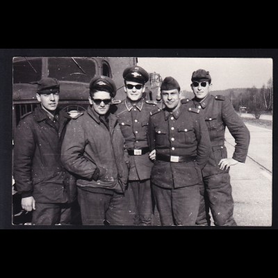 Originalfoto 9x14 cm 5 Soldaten der NVA vor Funkstation SIL 157